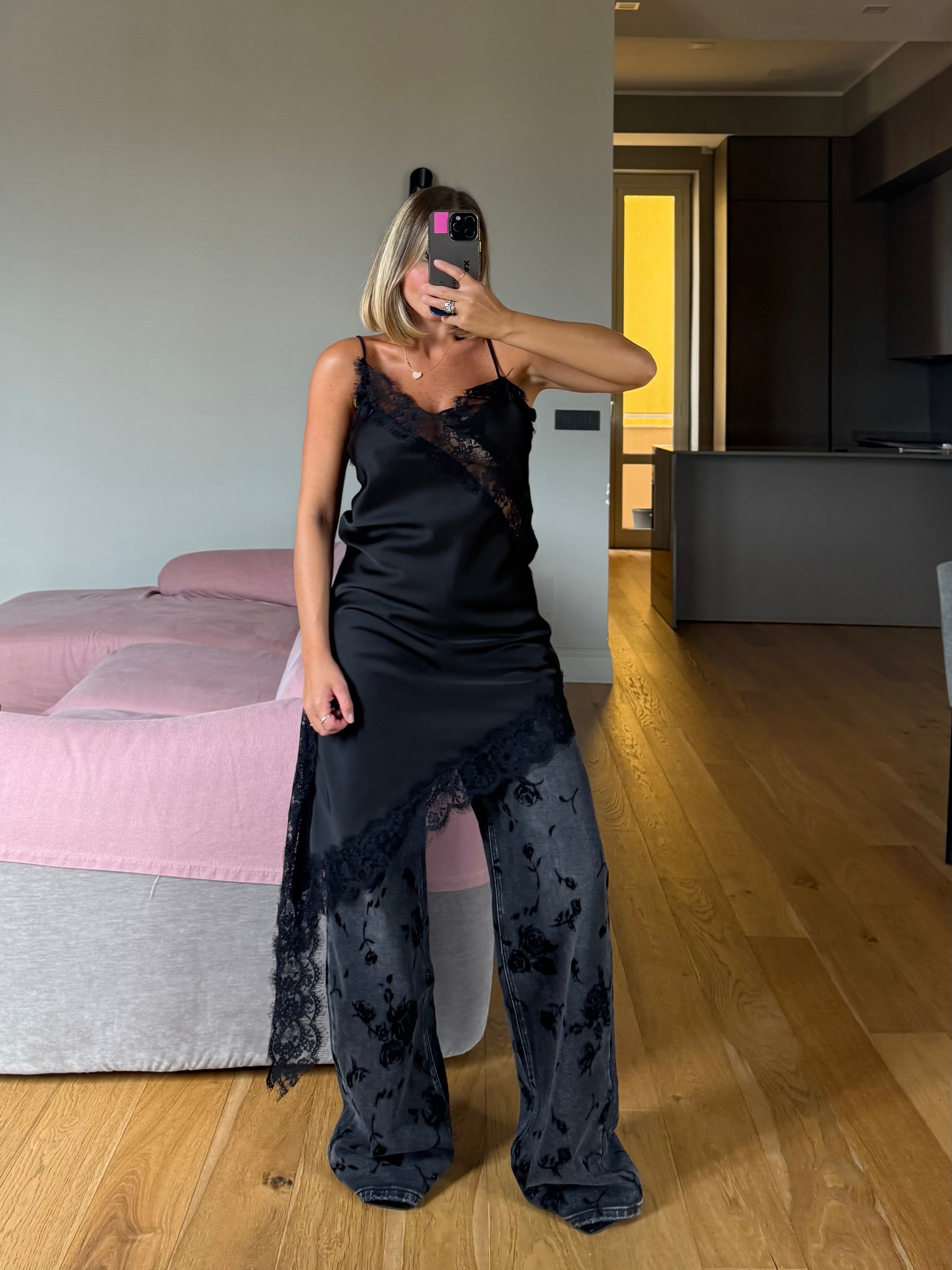 Vestito satinato con pizzo