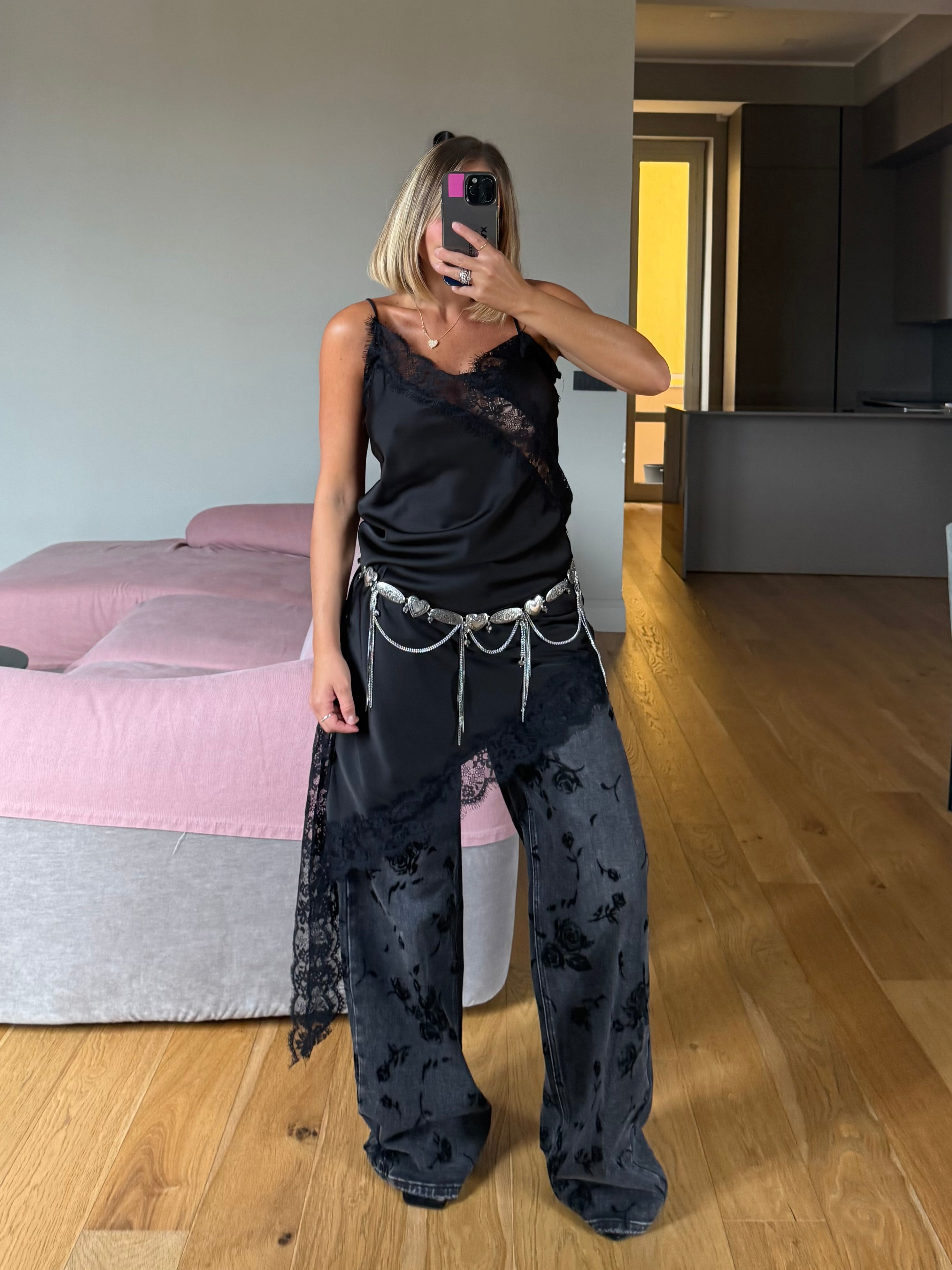 Vestito satinato con pizzo